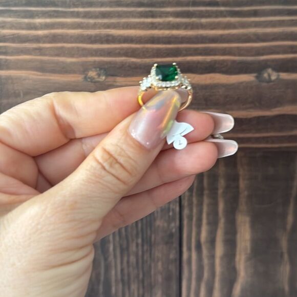 Elegant 14K Gold Plated Green Zirconia Women's Ring - Picture 5 of 10